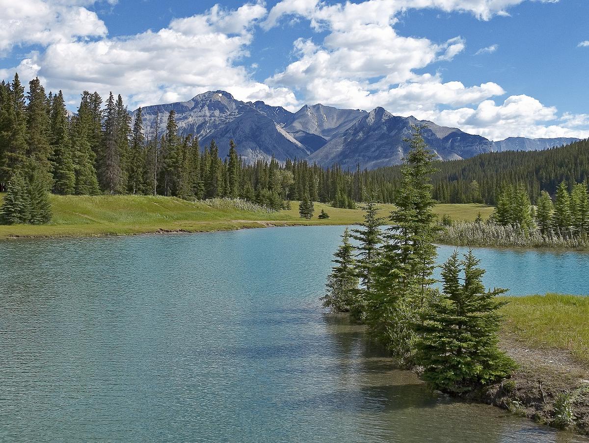 Vista espectacular del Lago de Cascade Ponds en el Banff de Vancouver